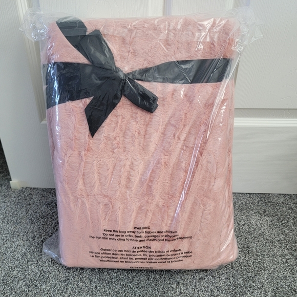 NWT! Faux Fur Throw - Dusty Pink - Picture 3 of 3